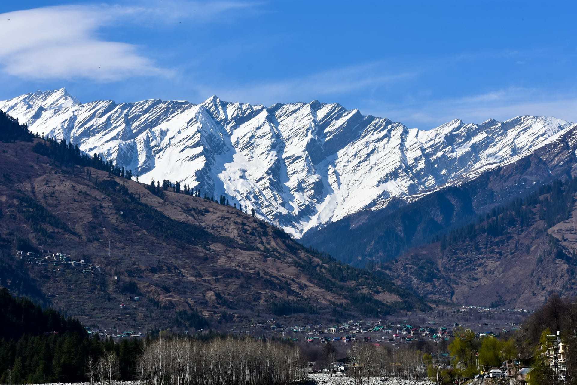 Snow peaks above the Solang valley road near Manali
